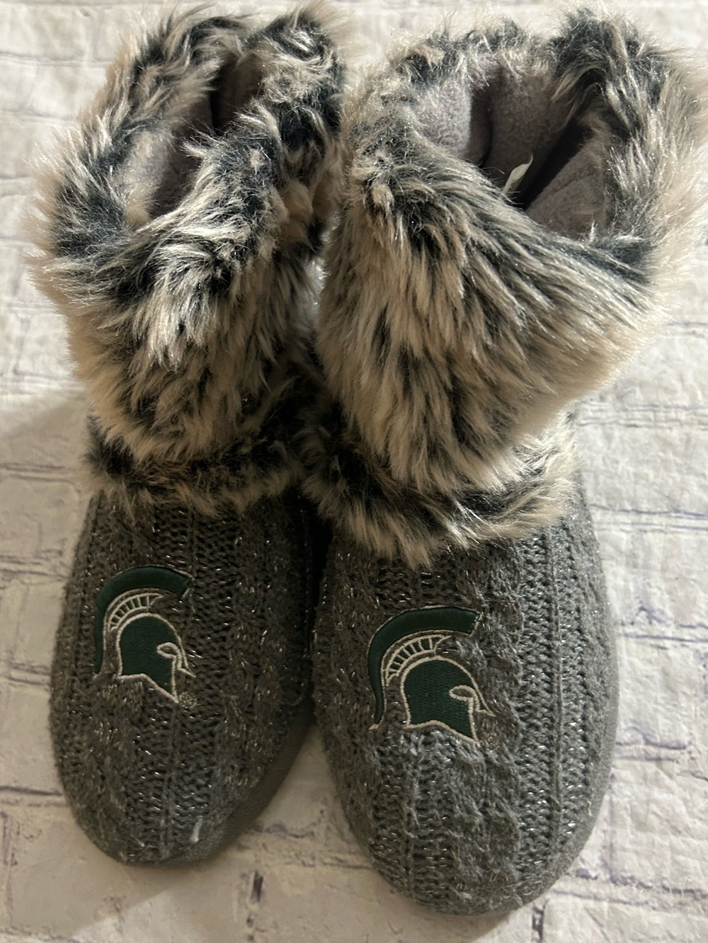 MICHIGAN STATE SPARTANS WOMEN’S GRAY CABLE KNIT FAUX FUR COLLAR SLIPPERS L 9-10